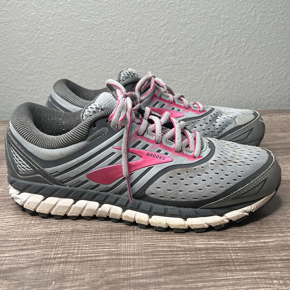 Women’s Brooks Shoes Size 8 Gray/Fuchsia